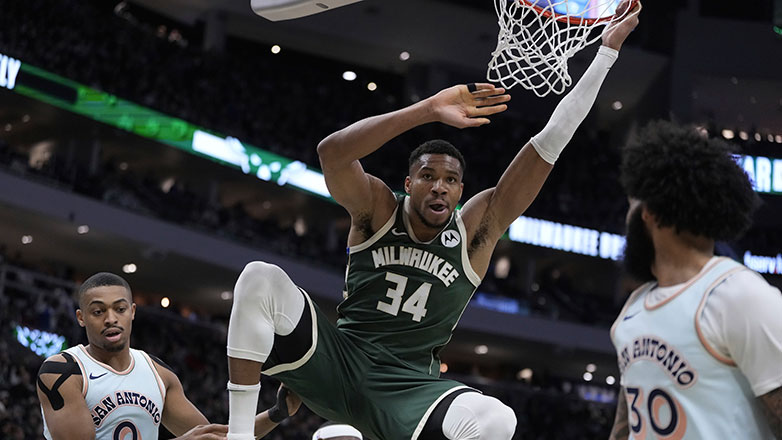 Μπακς – Σπερς 121-105: Ο Αντετοκούνμπο κέρδισε στα ίσα τον Γουεμπανιαμά