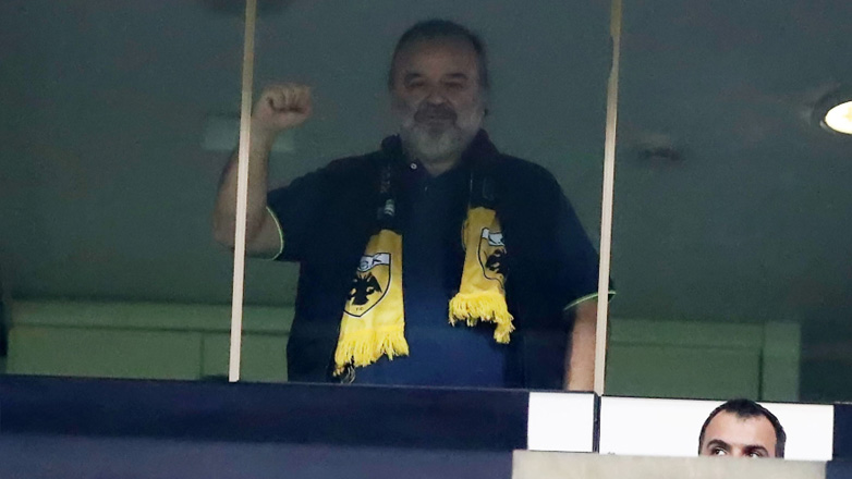 AEK: Σε μπουθ της Τούμπας ο Ηλιόπουλος με υψωμένη γροθιά!