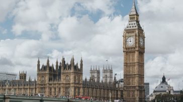 Το Λονδίνο θεσπίζει νέο καθεστώς κυρώσεων εις βάρος των διακινητών μεταναστών