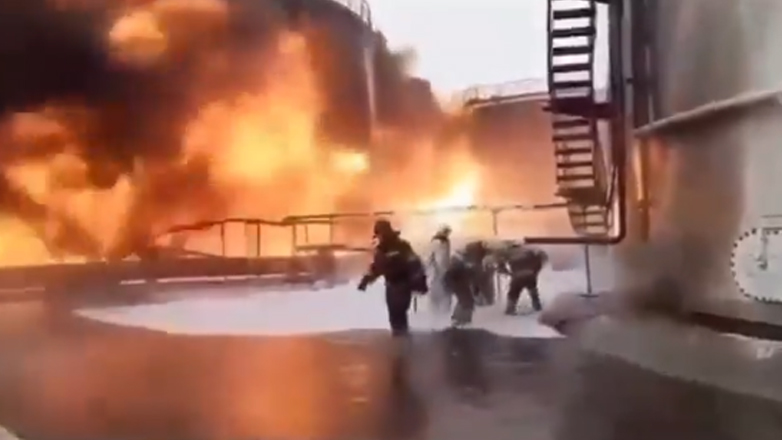 Ρωσία: Πυρκαγιά εξακολουθεί να μαίνεται σε αποθήκη πετρελαίου 24 ώρες μετά την ουκρανική επίθεση με drones