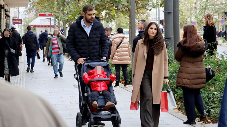 Παύλος Μαρινάκης: Βόλτα στο κέντρο της Αθήνας με τη σύζυγό του, Κατερίνα Μαχαιριώτη και τον γιο τους