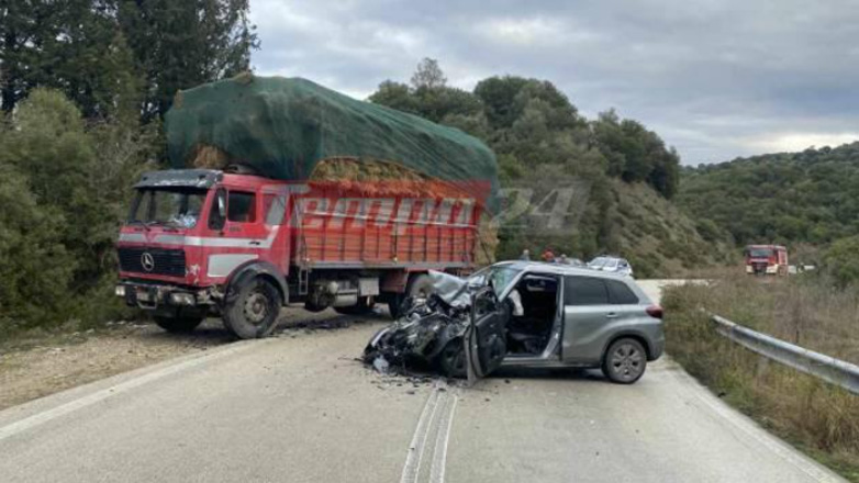 Σφοδρή σύγκρουση φορτηγού με ΙΧ στην Τριταία Αχαϊας