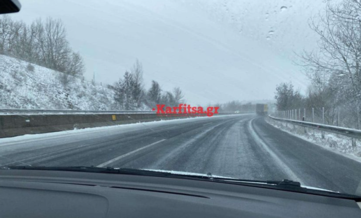 Πυκνή χιονόπτωση στην Εθνική Οδό έξω από τη Θεσσαλονίκη