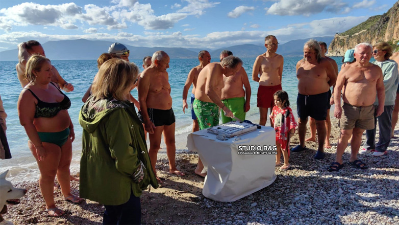 Oι χειμερινοί κολυμβητές έκοψαν την βασιλόπιτα στο Ναύπλιο και βούτηξαν στη θάλασσα