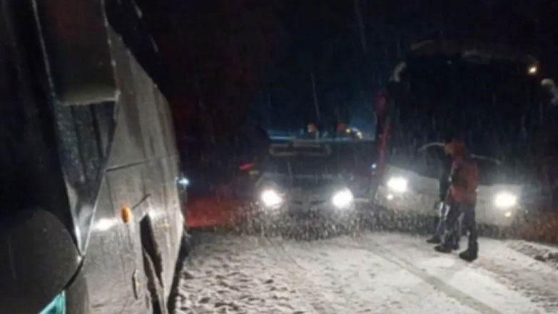 Εγκλωβίστηκαν λεωφορεία και οχήματα στη Βόρεια Ελλάδα