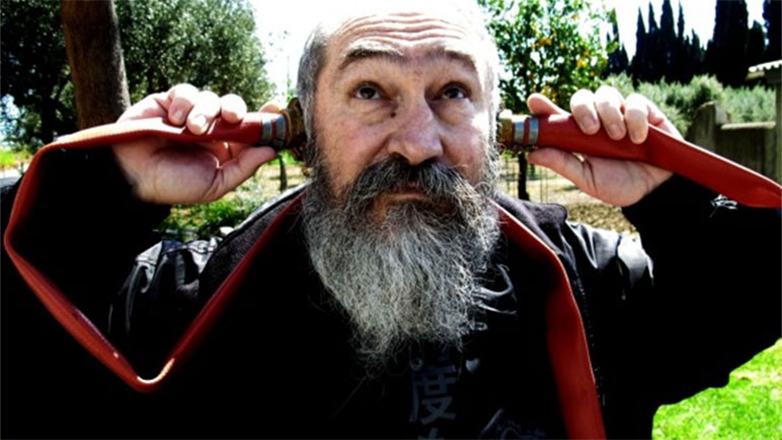 Τζίμης Πανούσης: Ένας από τους πιο ανατρεπτικούς Έλληνες καλλιτέχνες