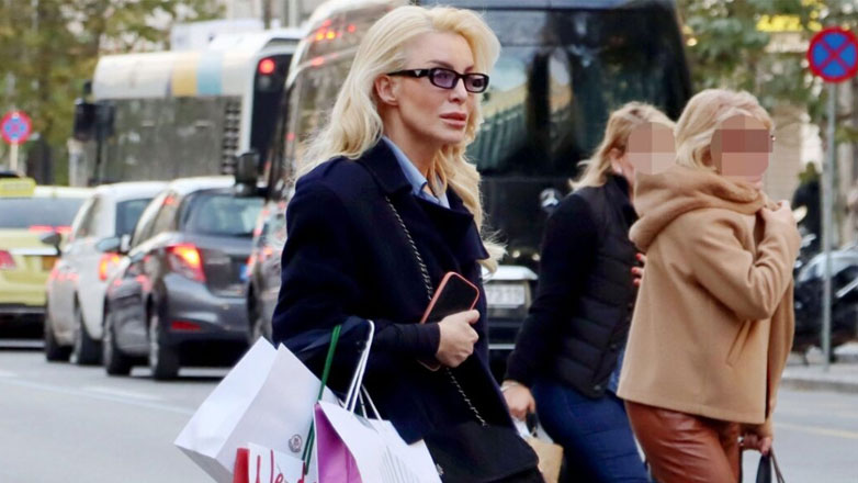 Κατερίνα Καινούργιου: Βόλτα για ψώνια στο κέντρο της Αθήνας