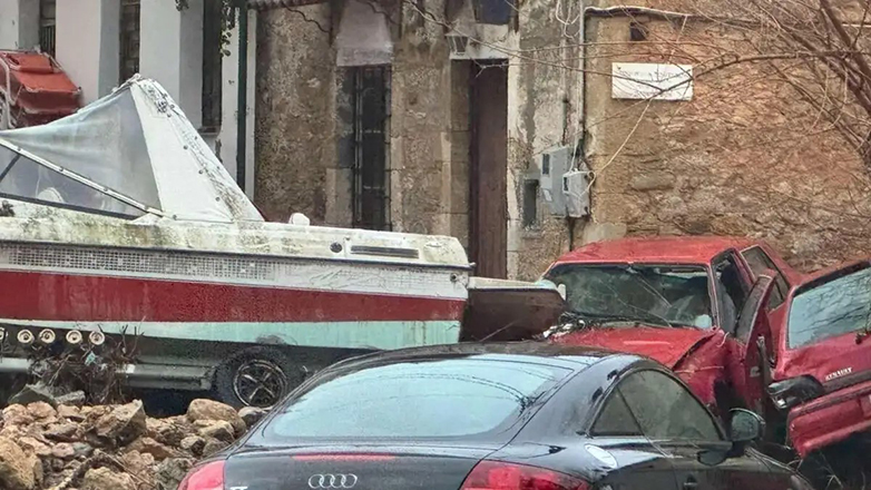 Κιτριές Μεσσηνίας: Βάρκες και αυτοκίνητα «πάρκαραν» στην πλατεία του χωριού