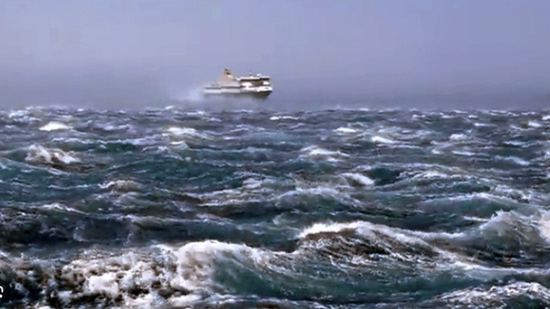 Δεμένα τα πλοία σε πολλά λιμάνια, λόγω θυελλωδών ανέμων