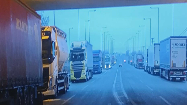 Θεσσαλονίκη: 80 νταλίκες ακινητοποιημένες εδώ και 32 ώρες στην Εγνατία οδό