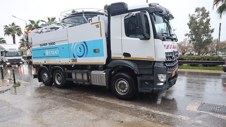 Άλιμος: Με… βάρδιες τρία φορτηγά της ΕΥΔΑΠ κρατάνε το καπάκι του φρεατίου στη θέση του