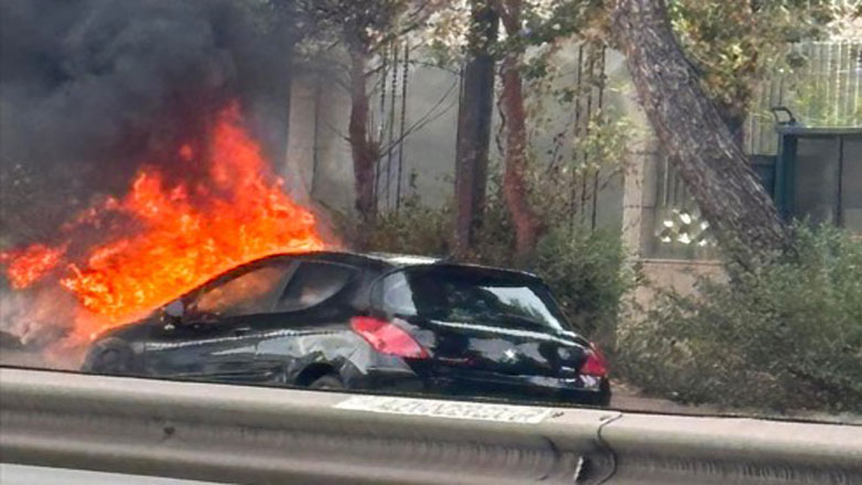 Στις φλόγες τυλίχτηκε αυτοκίνητο στην Κηφισίας