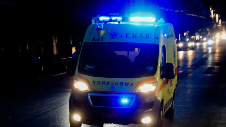 Χαλκίδα: Φορτηγάκι καρφώθηκε σε κολώνα