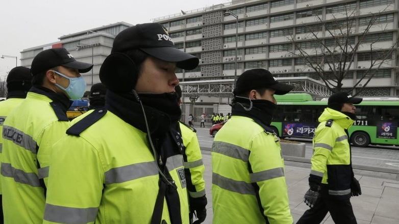 Νότιος Κορέα: Άνδρας αυτοπυρπολήθηκε έξω από το κτήριο που κρατείται ο Γιουν