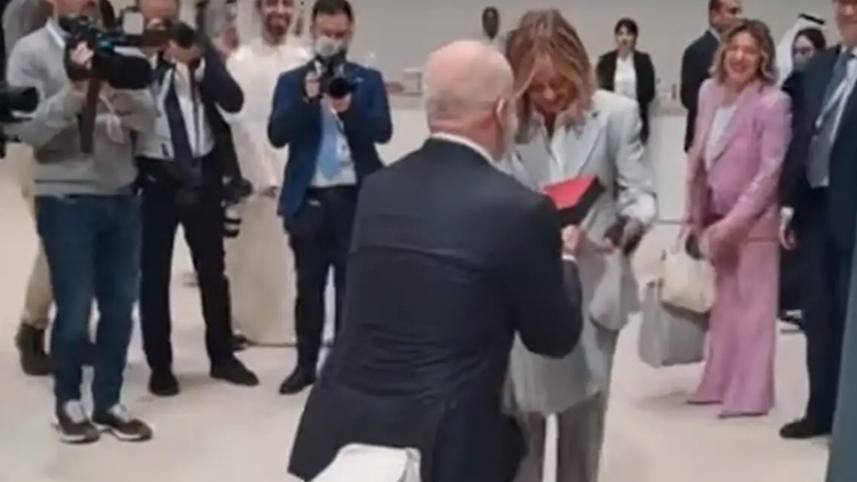 Ο Ράμα γονάτισε μπροστά στην Μελόνι