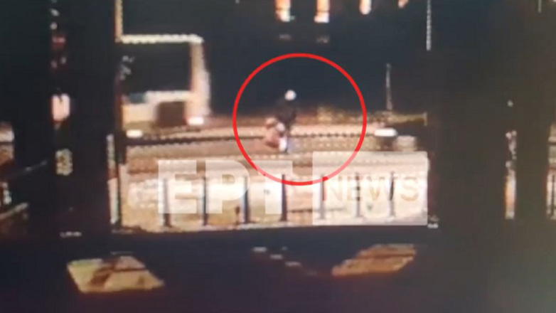 Η στιγμή που ο μεθυσμένος οδηγός χτυπάει πεζό στο κέντρο της Αθήνας