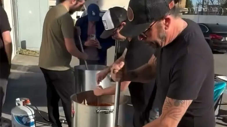Ντέιβ Γκρολ: Ο τραγουδιστής των Foo Fighters μαγείρεψε για τους πυρόπληκτους στο Λος Άντζελες