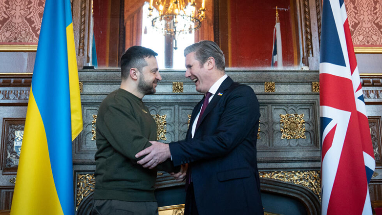 Συμφωνία διαρκείας 100 ετών υπέγραψαν Στάρμερ και Ζελένσκι στο Κίεβο