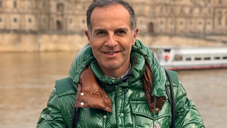 Άρης Καβατζίκης: Ατύχημα για τον δημοσιογράφο της εκπομπής «Πάμε Δανάη» – Τον δάγκωσε ο σκύλος του