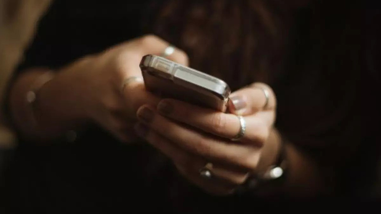 Γυναίκα δηλώνει ερωτευμένη με την τεχνητή νοημοσύνη του ChatGPT