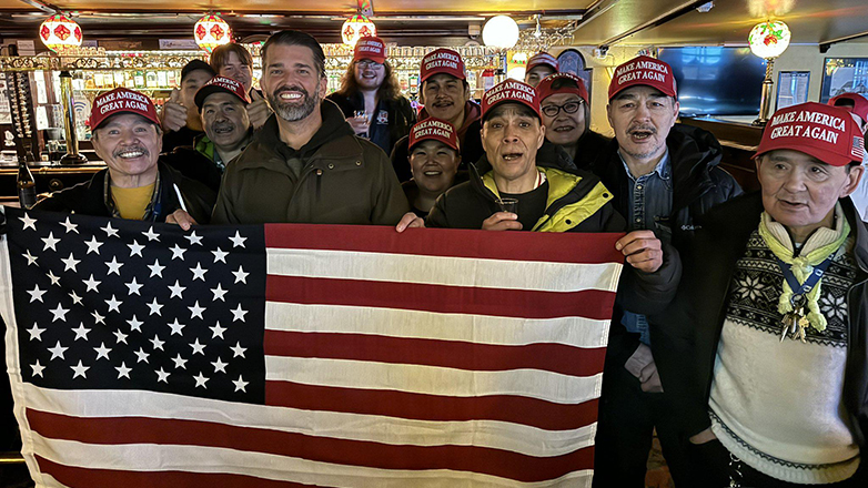 Ο γιος του Τραμπ πλήρωσε άστεγους στη Γροιλανδία για να παριστάνουν τους υποστηρικτές του