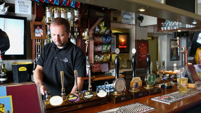 Κλείνει μπαρ στο βρετανικό κοινοβούλιο, καθώς η αστυνομία ερευνά περιστατικό προσθήκης ουσιών σε ποτό