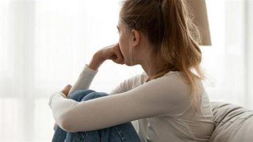 Συγκεκριμένα συμπτώματα κατάθλιψης στη μέση ηλικία συνδέονται με αυξημένο κίνδυνο άνοιας