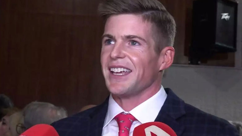 Tyler McBeth: Αποκαλύπτει γιατί φόρεσε γραβάτα με «τσολιάδες» στην παρουσίαση βιβλίου του Στέφανου Κασσελάκη