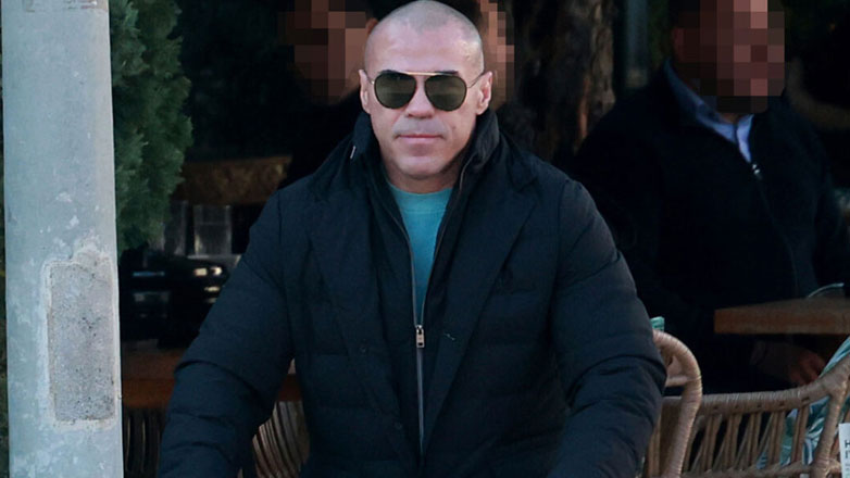 Μιχάλης Ζαμπίδης: Βόλτα με τις δίδυμες κόρες του στη Γλυφάδα