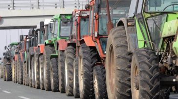 Λάρισα: Κινητοποίηση αγροτών στο κτήριο της Περιφέρεια Θεσσαλίας