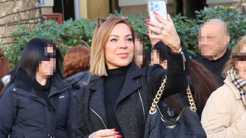 Μαριάντα Πιερίδη: Βόλτα στο κέντρο της Αθήνας με το απόλυτο cargo τζιν και τσάντα Prada