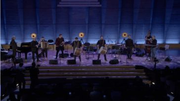 Η Ευανθία Ρεμπούτσικα μάγεψε στο Παρίσι