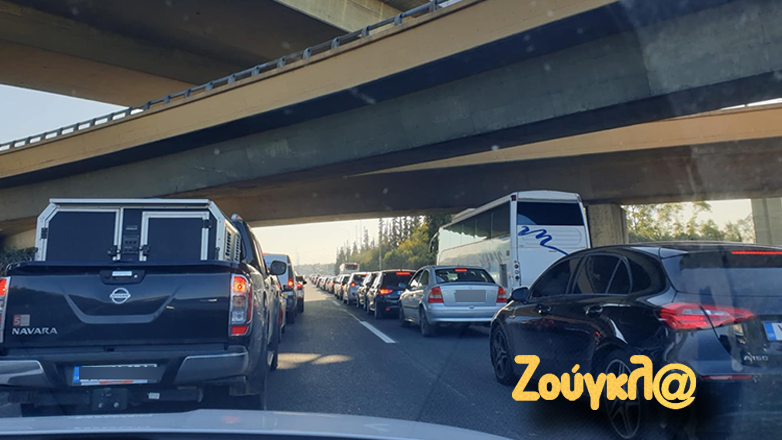Πολύ κίνηση με ουρές οχημάτων στην εθνική οδό Αθηνών-Λαμίας