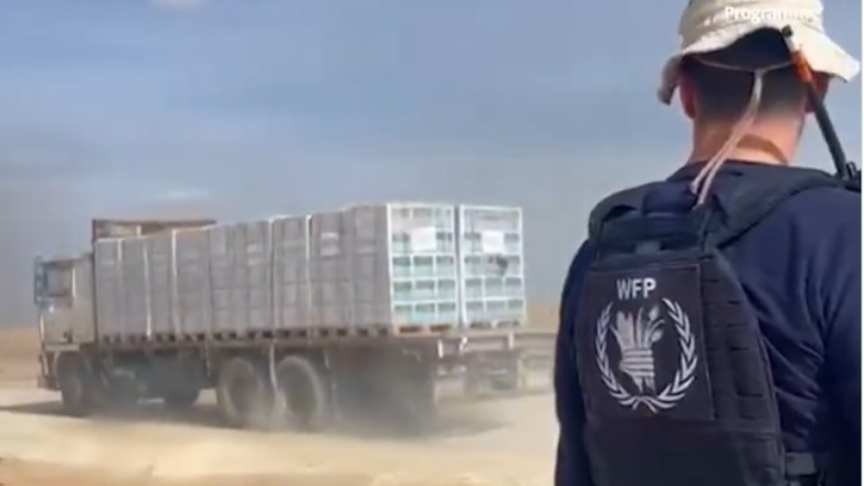 Φορτηγά με ανθρωπιστική βοήθεια έφτασαν στη Γάζα
