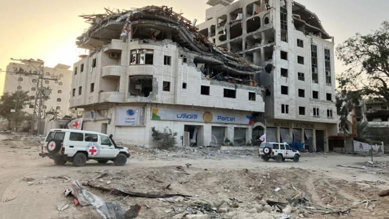 Οχήματα το Ερυθρού Σταυρού και μαχητών της Χαμάς στο κέντρο της πόλης της Γάζας