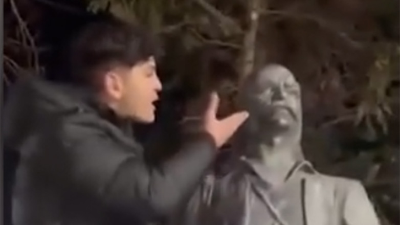 Μετανιωμένος ο 15χρονος που έφτυσε άγαλμα ήρωα της Επανάστασης στη Θεσσαλονίκη