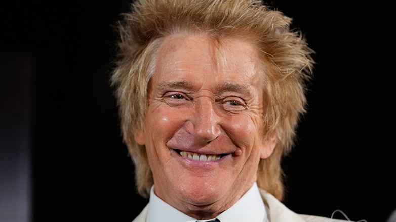 Ο Ροντ Στιούαρτ έγινε 80 ετών και λάμπει με το χαρακτηριστικό του στυλ