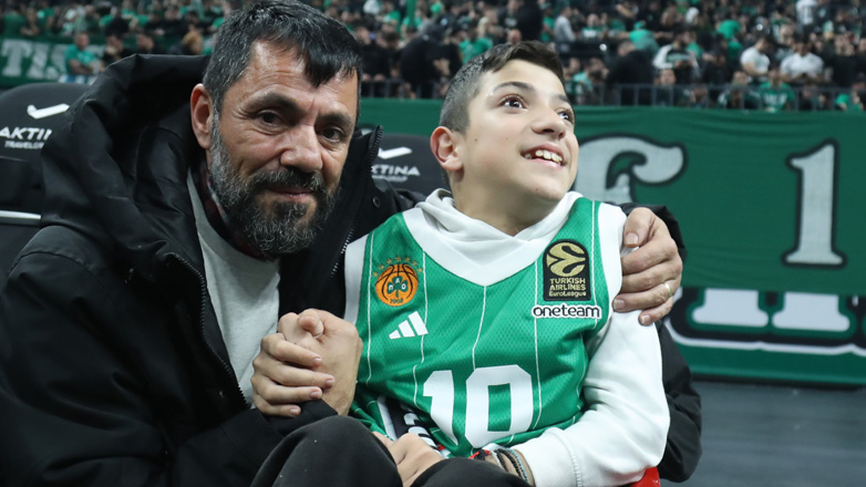 Στο ΟΑΚΑ με μπλούζα Σλούκα ο Γιάννης Παπαστεφανάκης