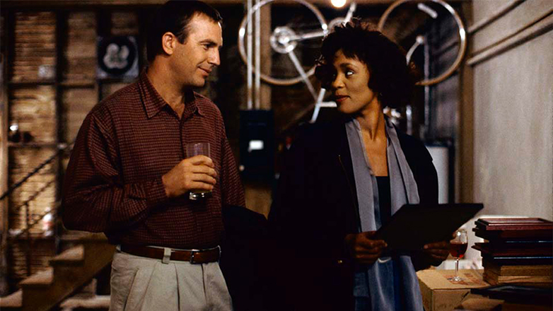 Ο Κέβιν Κόστνερ τιμά τη μνήμη της Γουίτνεϊ Χιούστον στα 70ά του γενέθλια