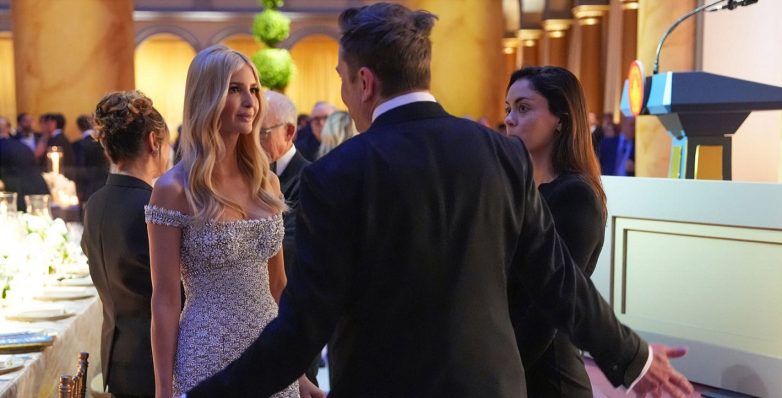 Με χειροποίητη δημιουργία του οίκου «Oscar de la Renta», η Ιβάνκα Τραμπ