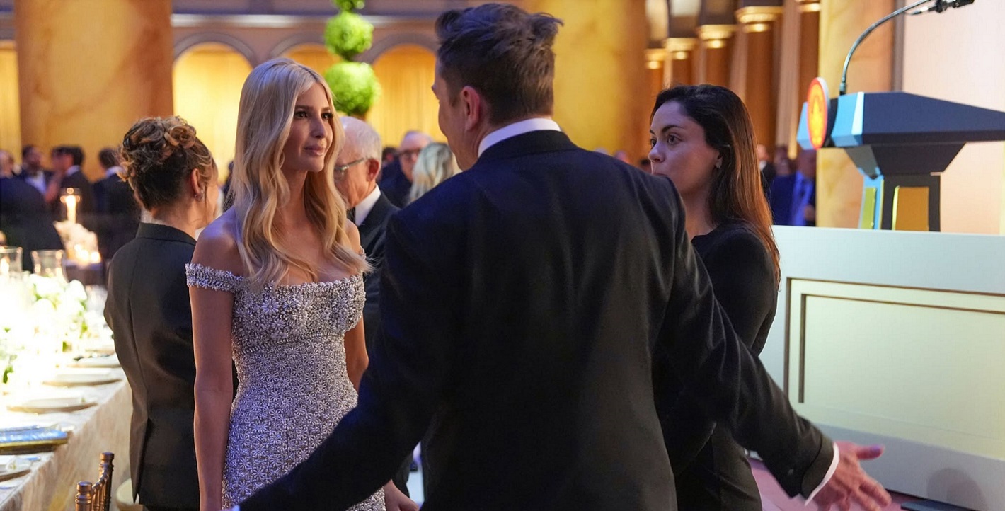 Με χειροποίητη δημιουργία του οίκου «Oscar de la Renta», η Ιβάνκα Τραμπ