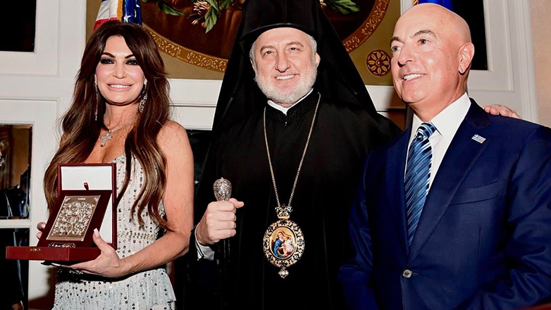 Γκίλφοϊλ: Τιμήθηκε από την ομογένεια και τον Ελπιδοφόρο