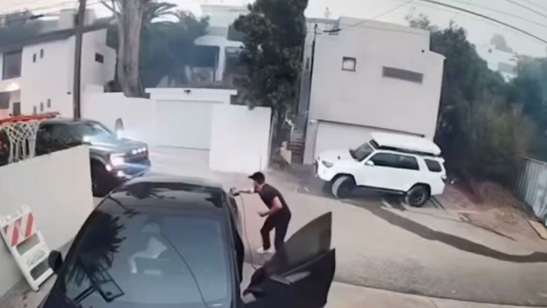 Porsche 911 ή Tesla; Ποιο από τα δύο επέλεξε να σώσει από τις φωτιές στο Λος Άντζελες ο ιδιοκτήτης τους; (Βίντεο)