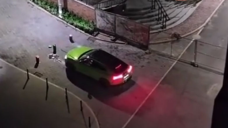 Ανεξήγητο: Οδηγός Lamborghini έπεφτε με μανία πάνω σε κολωνάκια (Βίντεο)