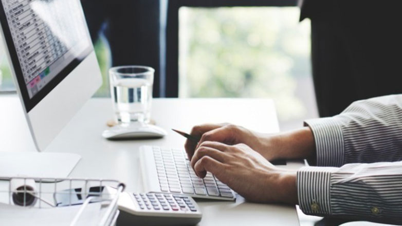 Από σήμερα Δευτέρα ξεκινούν οι μειώσεις στις τραπεζικές προμήθειες