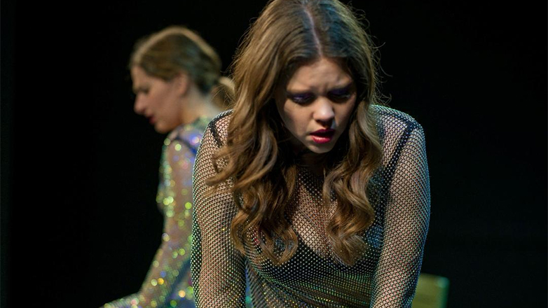 «Δάφνη»: Το τολμηρό queer παραμύθι που συγκλόνισε το κοινό της Αθήνας επιστρέφει για 8 μόνο παραστάσεις