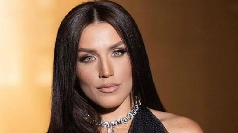 H Ιουλία Καλλιμάνη επέστρεψε με τραγούδι-έκπληξη!