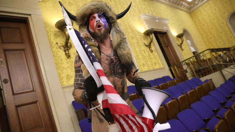 Οι πανηγυρισμοί του «Σαμάνου του Τραμπ» μετά την προεδρική χάρη