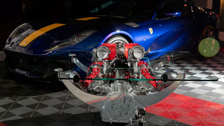Ο ορισμός της υπερβολής: Πωλείται τραπεζάκι που έχει ως βάση έναν V12 κινητήρα της Ferrari για 70.000 ευρώ