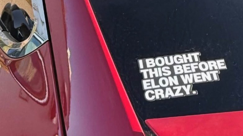 «To αγόρασα πριν ο Ίλον Μασκ χάσει τα λογικά του»: Το αυτοκόλλητο που κολλάνε οι Γερμανοί στα Tesla τους